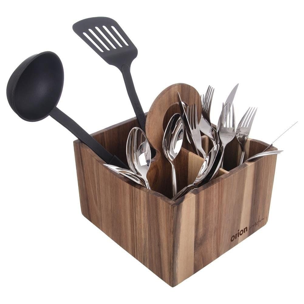 Houten bestekbak voor in de landelijke keuken