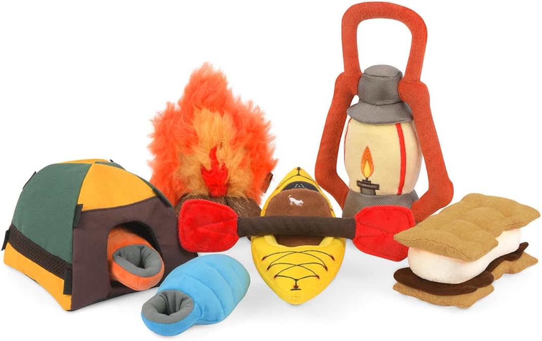 P.L.A.Y.かわいいぬいぐるみ犬のおもちゃ - キャンプ、アウトドアをテーマにした丈夫なスクイーカー噛むおもちゃ、子犬&amp;