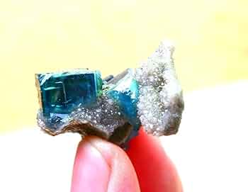 新着！スーパーキュートなフローライト原石E/鉱物標本 9g【美術品的】透明感ある 天然カルサイト クラスター フロー