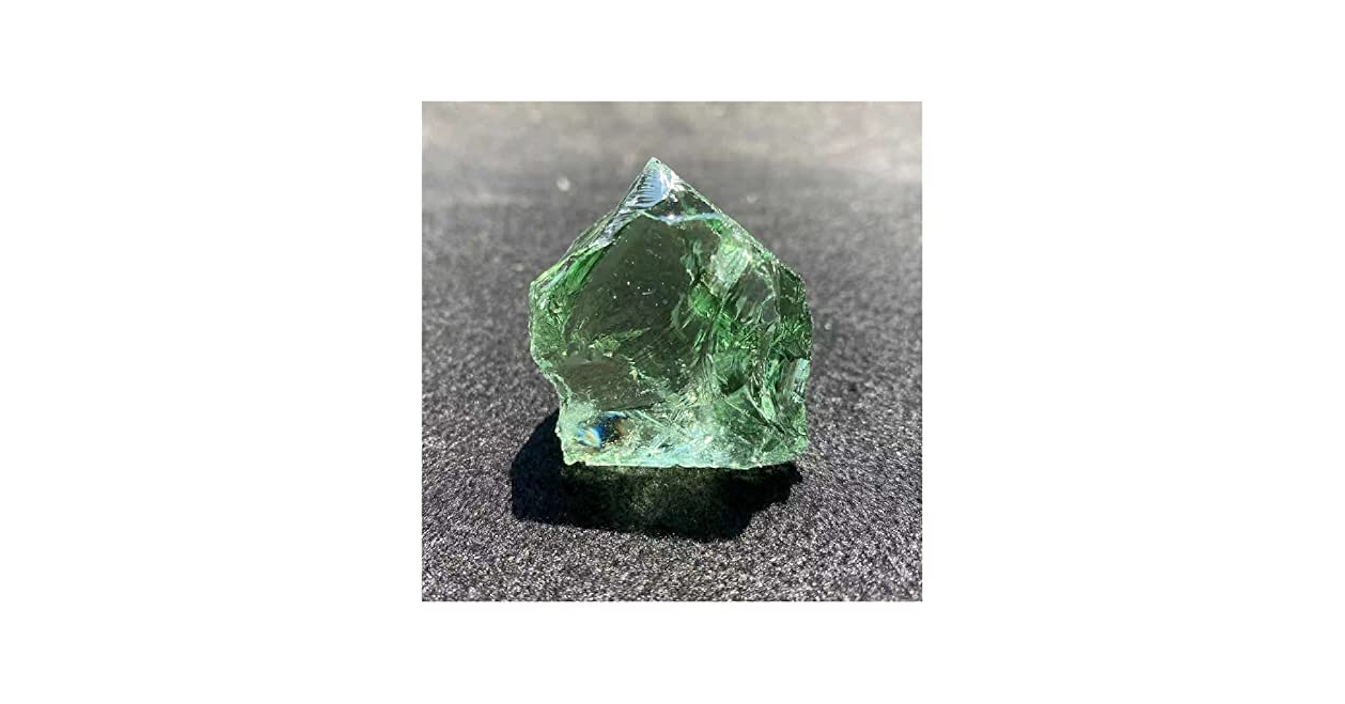 Amazon.co.jp: エメラルドグリーンの艶をかけられた石の透明な