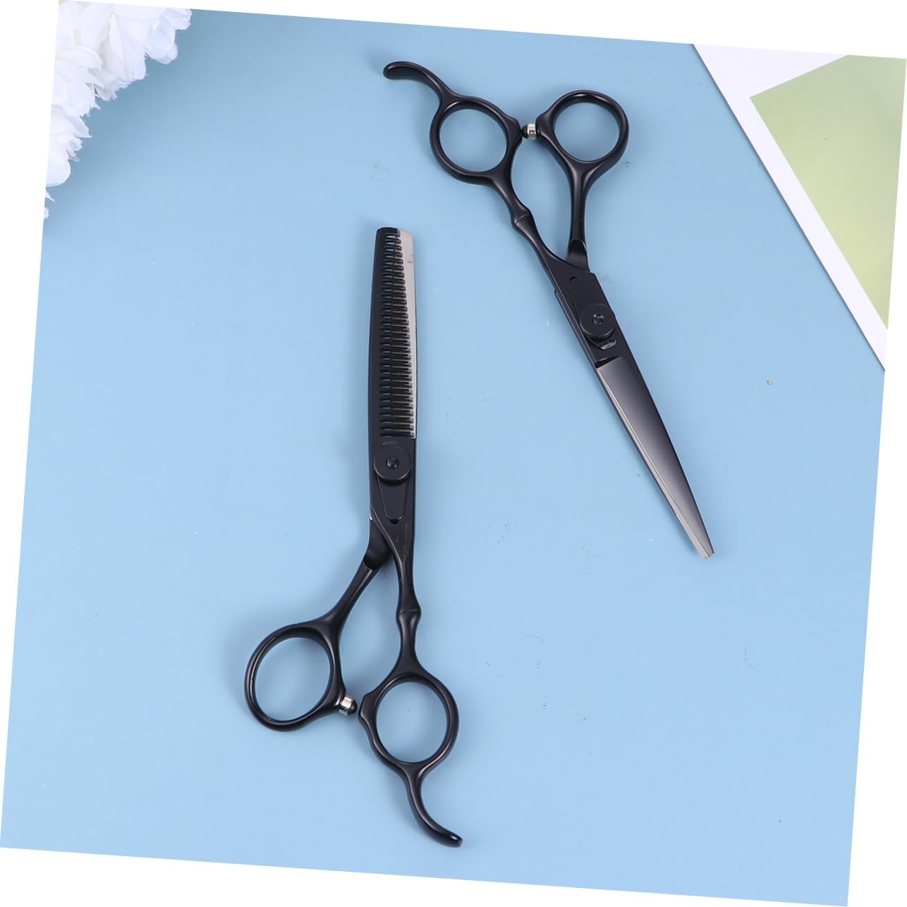Set Forbici Parrucchiere Professionali 2 Pezzi in Acciaio Inox | Nero, Impugnatura Easy Grip e Pettine Incluso, per Uso Domestico e Salone, Resistente alla Ruggine