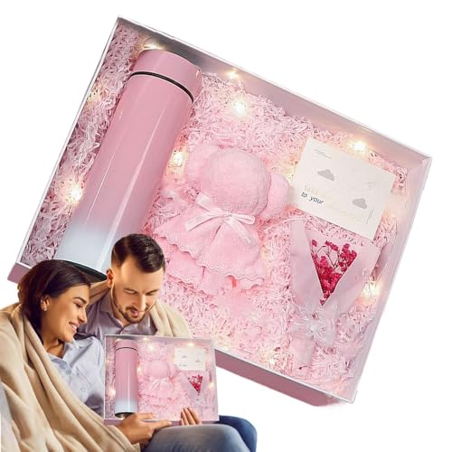 Tasse isotherme et paniers décoratifs pour organiser son espace et rester hydratée