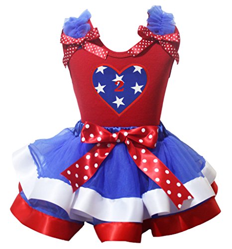 Camiseta de lunares y falda de pétalos azul que soluciona el look festivo infantil