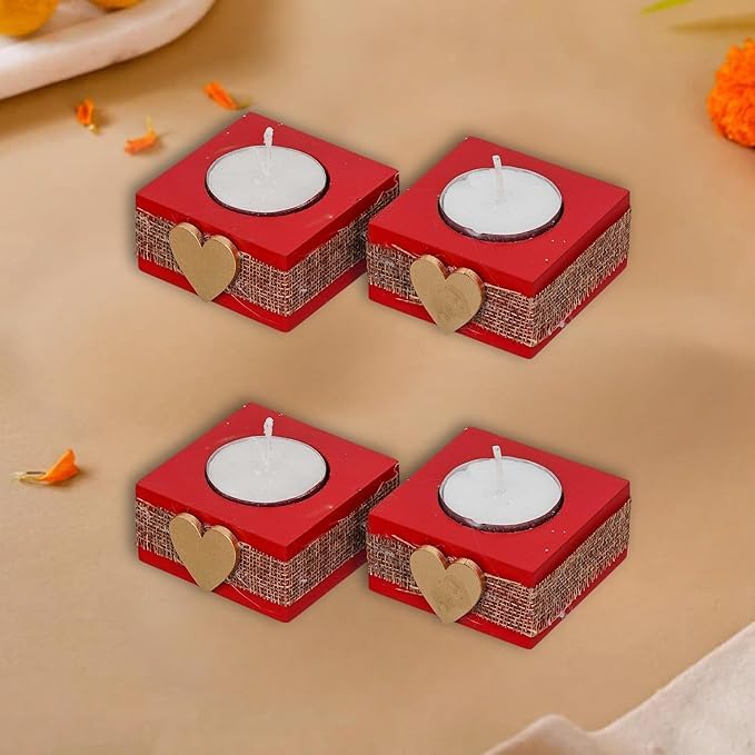 Bougeoirs en T en bois rouge doré de forme carrée avec motif cœur