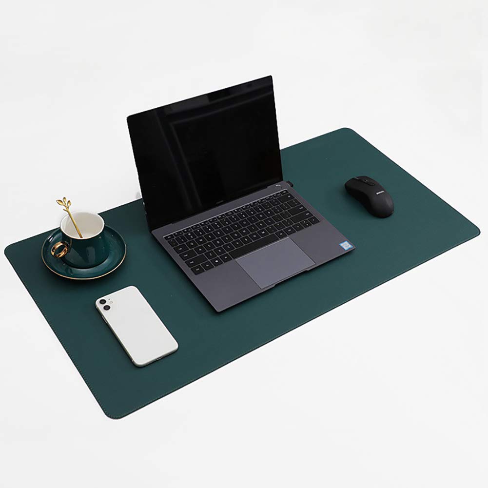 Tapis de bureau sur des bureaux pour espace de télétravail scandinave