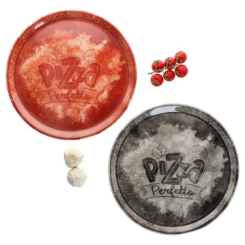 MamboCat Set di 2 piatti per pizza perfetti, Ø 31,5 cm, piatti in porcellana, 1 in rosso e nero, ideali per pizza, torte fiamme e molto altro ancora, grande piatto da portata con decorazione e scritta