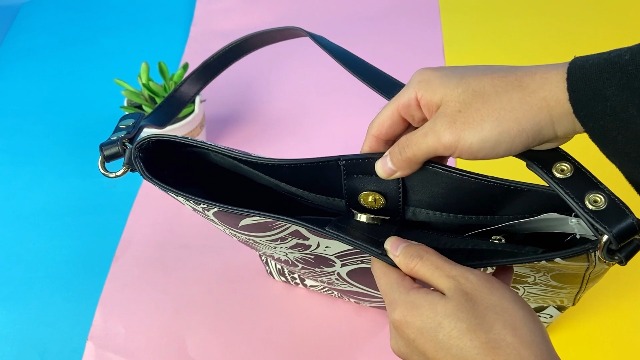 Set de bolso bucket y billetera para mujer de cuero miniatura 7