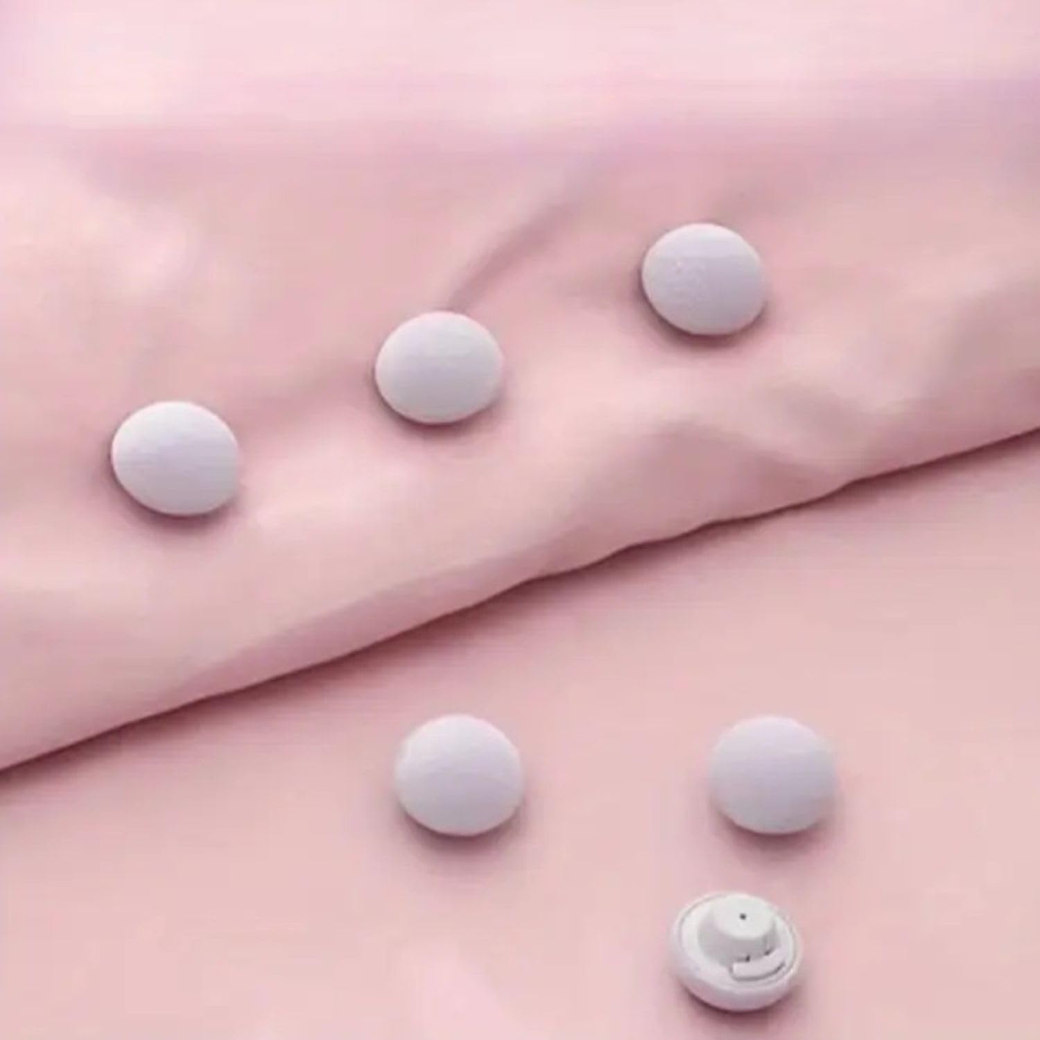 Jeyux 8 Pcs Duvet Clips to Hold Comforter Inside Duvet Pins Safe Locking Double Sided Sheet Fasteners for Quilt Cushions Curtains, Ideal for Blanket, Bed Sheet, Curtain, Socks, Mattress (8, Grey) 2