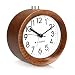 Produktbild Navaris Analog Holz Wecker mit Snooze - Retro Uhr rund mit Ziffernblatt Alarm Licht - Leise Tischuhr ohne Ticken - Naturholz in Dunkelbraun