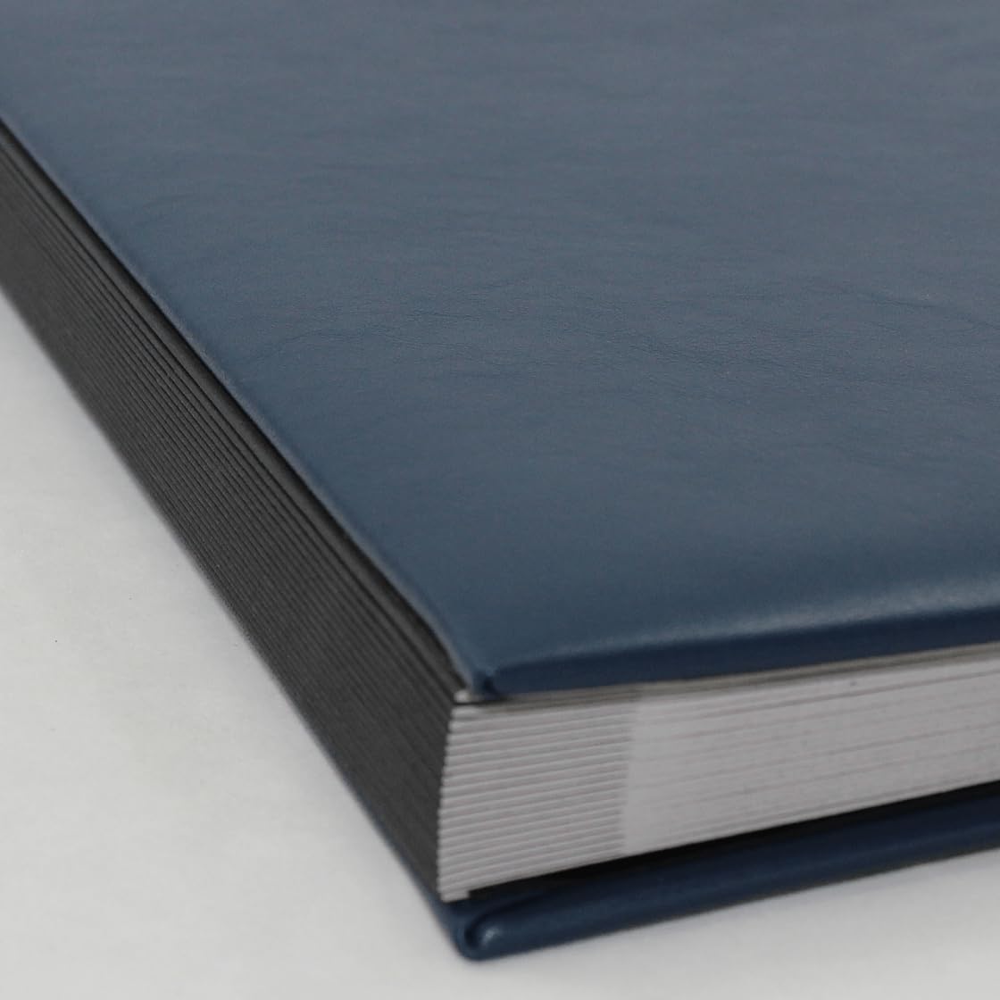 Unterschriftenmappe aus glattem Vollrindleder in Blau, Softcover, dehnbarer Rücken, 20 Register-Trennblätter aus stabiler grauer Kartonage, Aufnahme von DIN A4, Prägungen auf Anfrage
