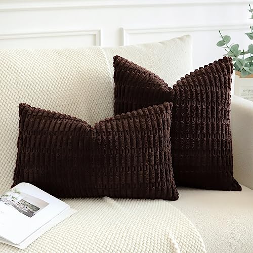 Housses de coussin velours côtelé marron doux contre les canapés ternes