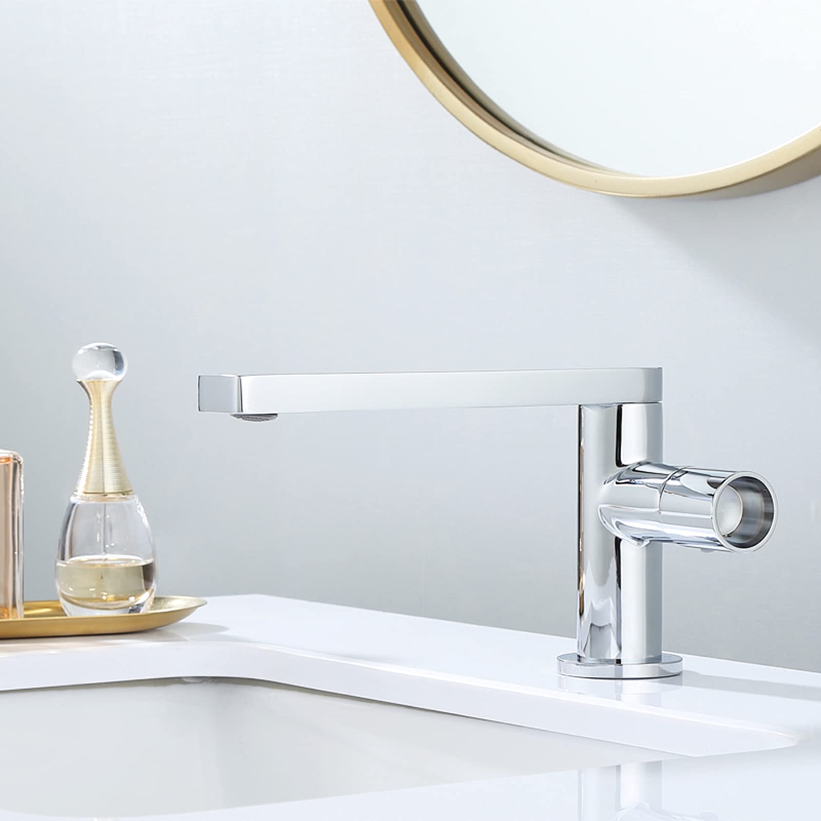 Mitigeur eau chaude froide pivotant pour une salle de bain moderne et épurée