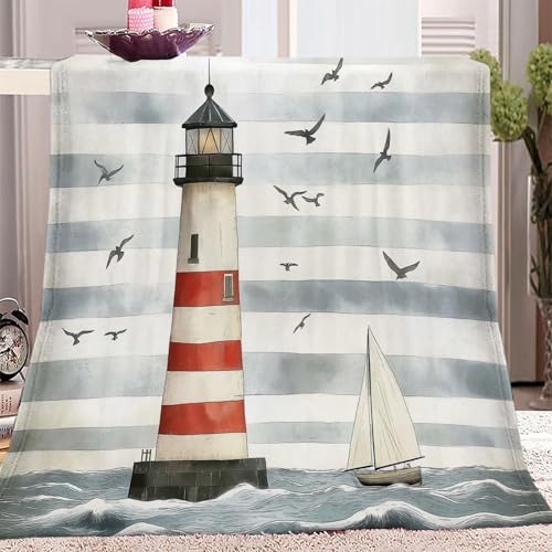 Kuschelige Überwurfdecke 150x200 cm mit maritimem Leuchtturm-Motiv – Weiche Flauschdecke als Sofadecke oder Bettüberwurf – Warme Wohndecke mit Küsten-Design für Wohnzimmer und Schlafzimmer