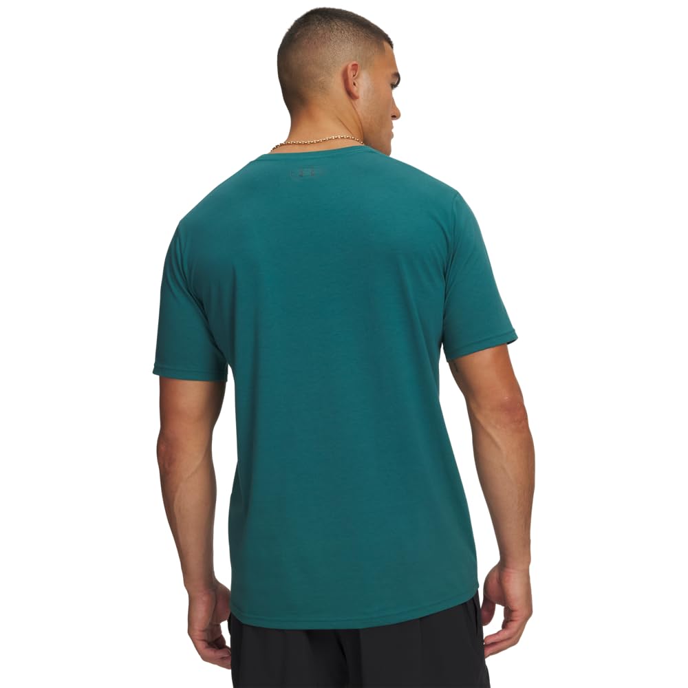 Under Armour Uomo Maglietta Larga con Logo sul Petto Sinistro, Titanium/Clay Green
