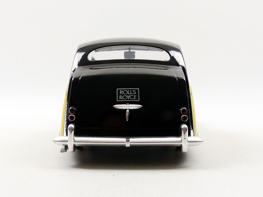 Voiture miniature Rolls Royce Silver Wraith Empress by Hooper, schwarz/hellblau, 1956 MCG 1:18 Metallmodell, Türen und Hauben nicht zu öffnen sur