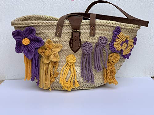 Capazo de mimbre decorado con flores de macramé