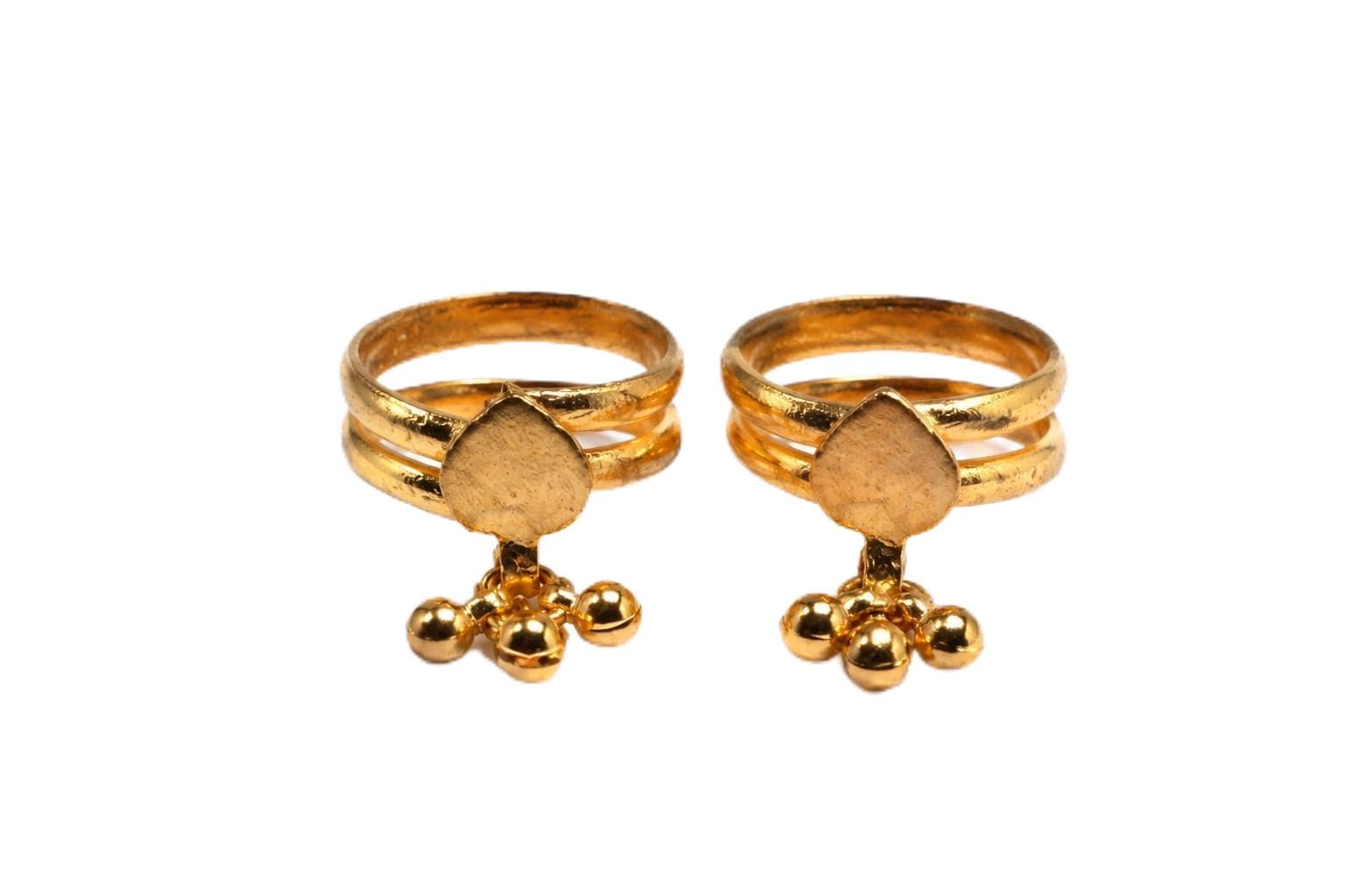 GoldenMetal Alloy (Panchaloha) Toe Ring for Women 2 Round Spring Type with a Leaf and Hanging Beads-image-9