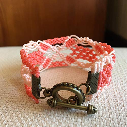 Pulsera macrame hecha a mano color coral en dos tonos. Mide aproximadamente 16 cm. de largo