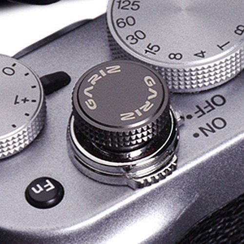 Hochwertiger GARIZ Auslöseknopf BZW. Soft Release Button, für viele Kameras mit Drahtauslöser-Gewinde, wie z.B. Leica M, Fuji X, Nikon DF, etc. in Grau BZW. Gunmetal Grey (XA-SB4) Cover