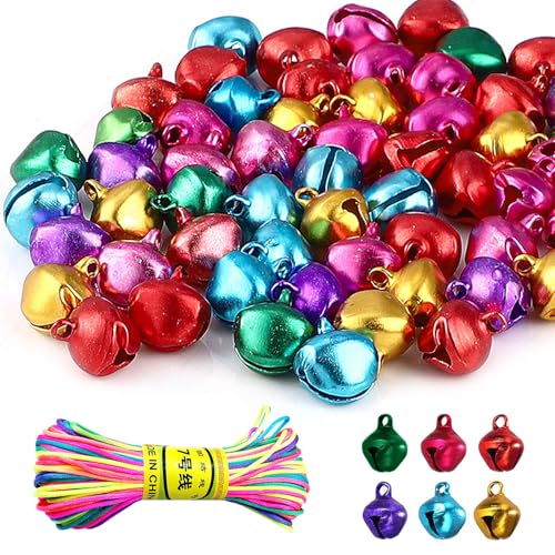 100 Pz Campanellini Sonagli Piccoli, Campanelle Colorate, Piccole Campane per Lavoretti, 14mm Campane di Metallo con Occhielli per Gioielli Fai Da Te, Decorazioni Natalizie con 20 m Corda Colorata