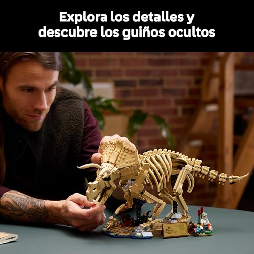 Miniatura 3 de LEGO Jurassic World Fósiles de Dinosaurio: Triceratops - Kit de Maquetas para Adultos con Minifigura de Dr. Gerry Harding - Decoración para la Estantería - Regalo Fans de Parque Jurásico - 77985
