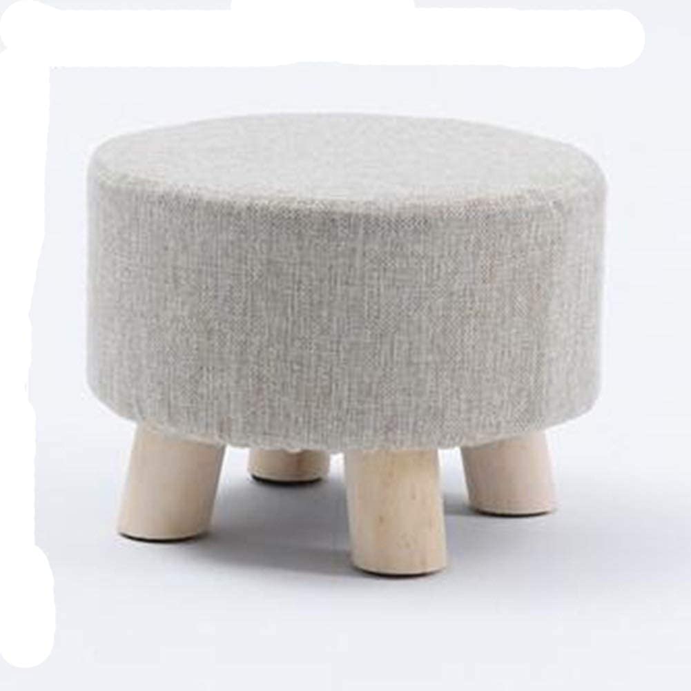 Banc en bois gris contre le désordre des chaussures d'entrée