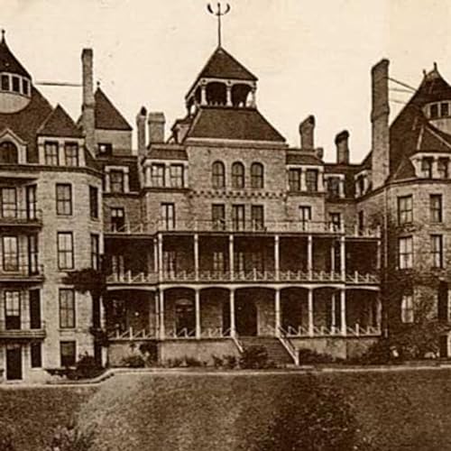 『FFQ Paranormal #1 - The Crescent Hotel』のカバーアート