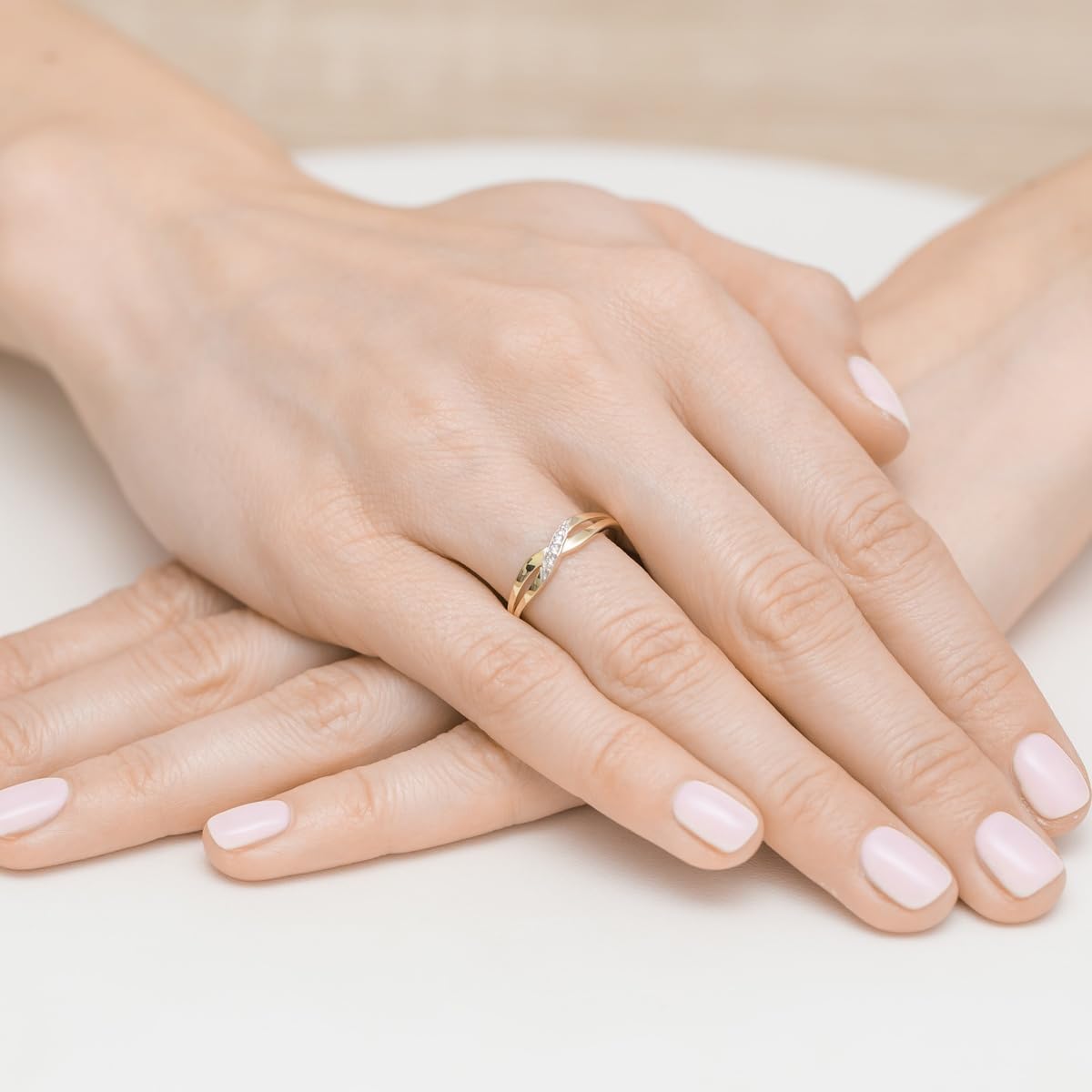 MARKO Feiner 333 Gold Damenring mit eleganter Linienführung – Echtgold Bandring/Vorsteckring mit Akzenten
