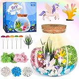 🦄【Veilleuse Licorne】 La veilleuse LED pour enfants comprend : 1 × verre de transport transparent avec lumière LED, 1 × licorne rose clair, 1 × succulentes, 5 × champignons colorés, 2 × mousse rose et verte, 1 x corail, 1 x pierres lumineuses claires, 1 x pierres à lueur bleue, 2 x cailloux blancs.