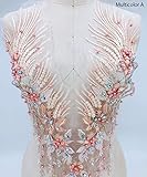 Fije el aplique en el vestido mediante el uso de pegamento o agujas para coser el aplique en el vestido.