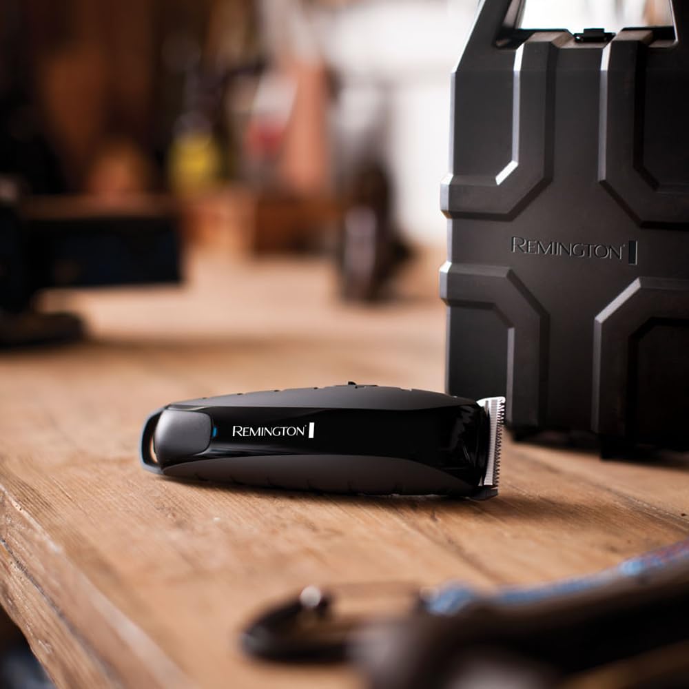Remington Tondeuse Cheveux [Anti-Choc] Indestructible (Coque Poycarbonate, Moteur Pro résistant, Lames Acier Japonais, 11 Sabots 3-25mm, Batterie Lithium, Autonomie 120min, Mallette) Tondeuse HC5880