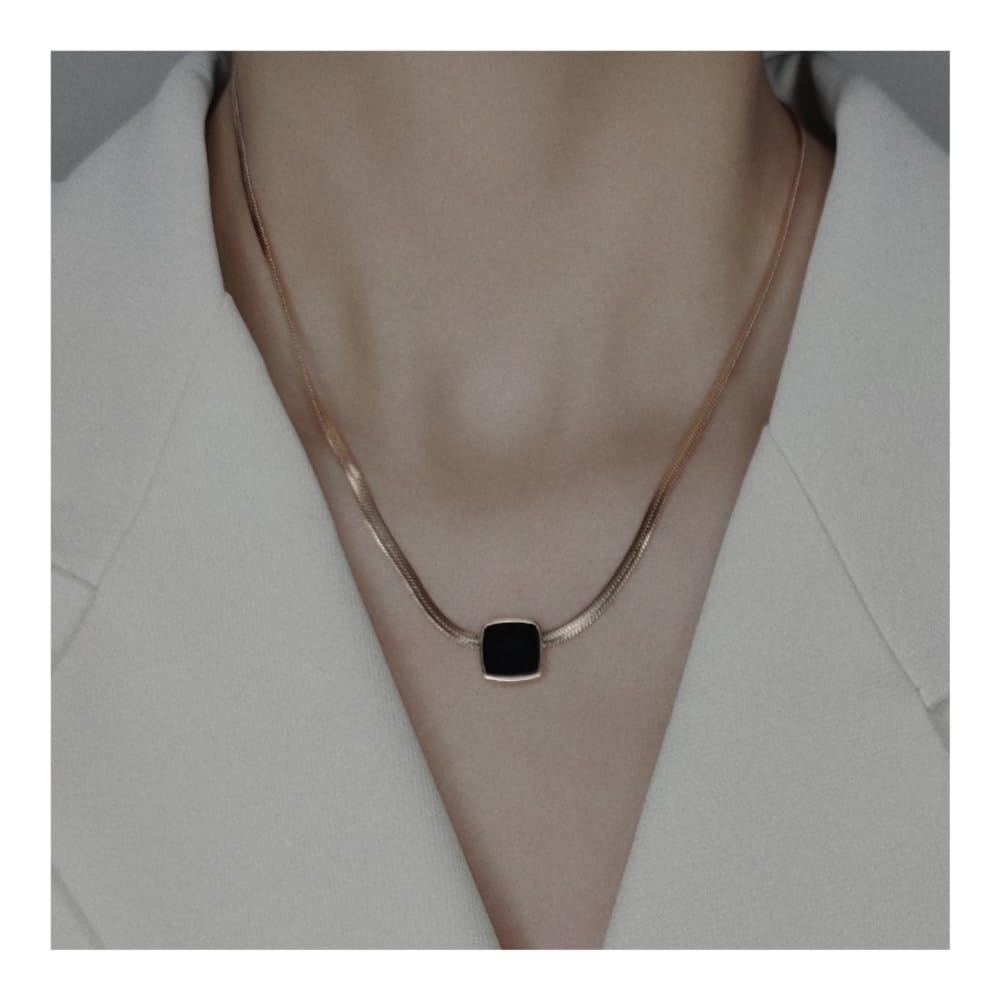 Collier carré noir discret du bureau aux soirées élégantes