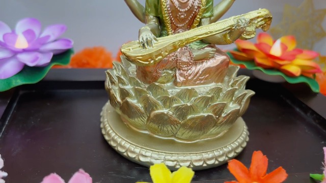 Estatua de diosa Saraswati hindu de 6.5 pulg color dorado miniatura 7