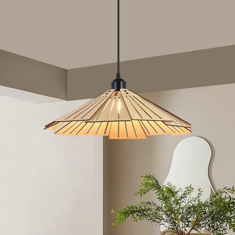 Lampe à suspension en bois au design chaleureux pour un repas convivial au restaurant