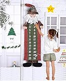 Calendario de Adviento de Navidad de tela con 24 juguetes rellenos esperando en bolsillos bordados para ser colocado en el árbol