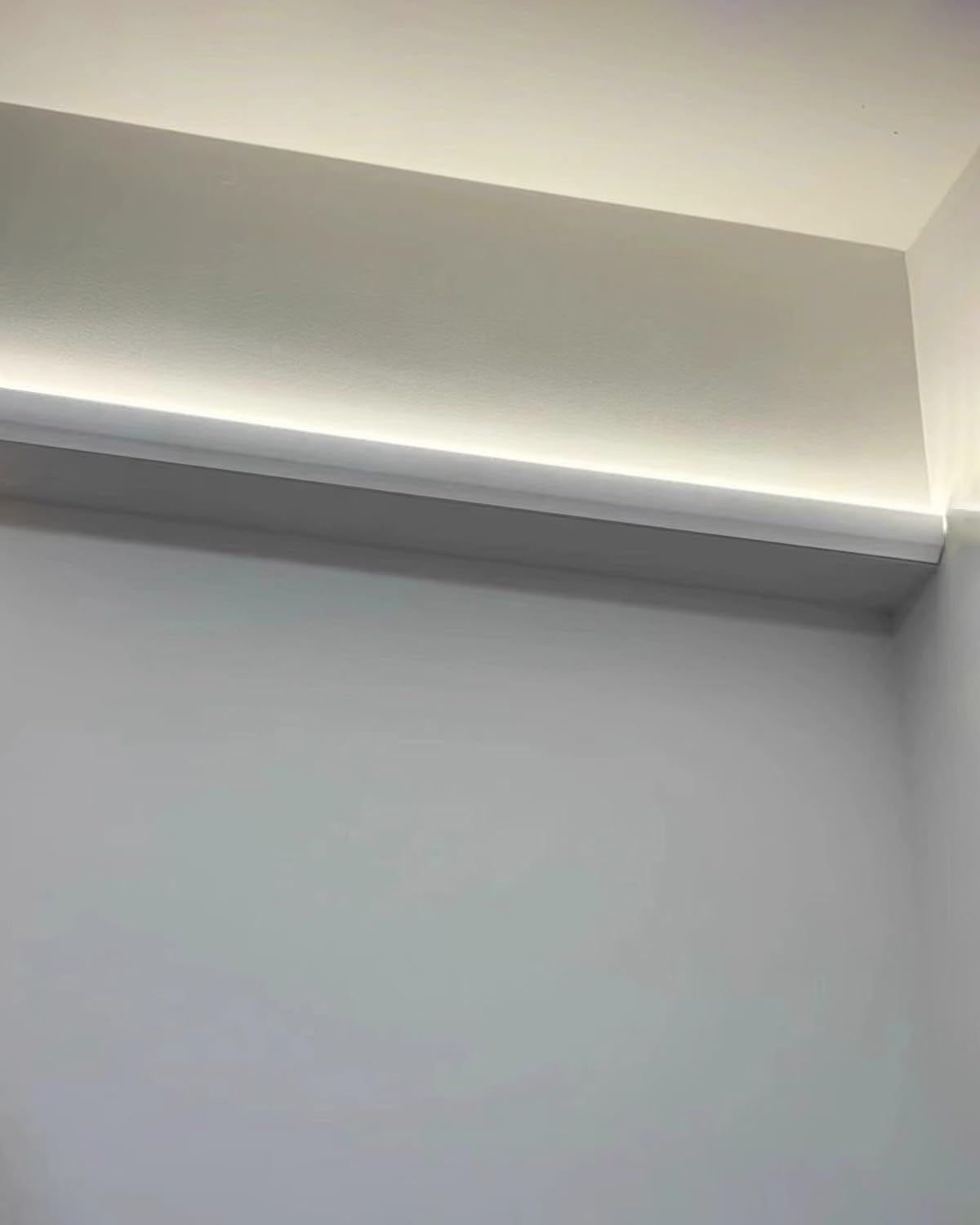Moulure decorative de plafond LED blanchediffuseur elegant de 90 cm pour mur et cuisine