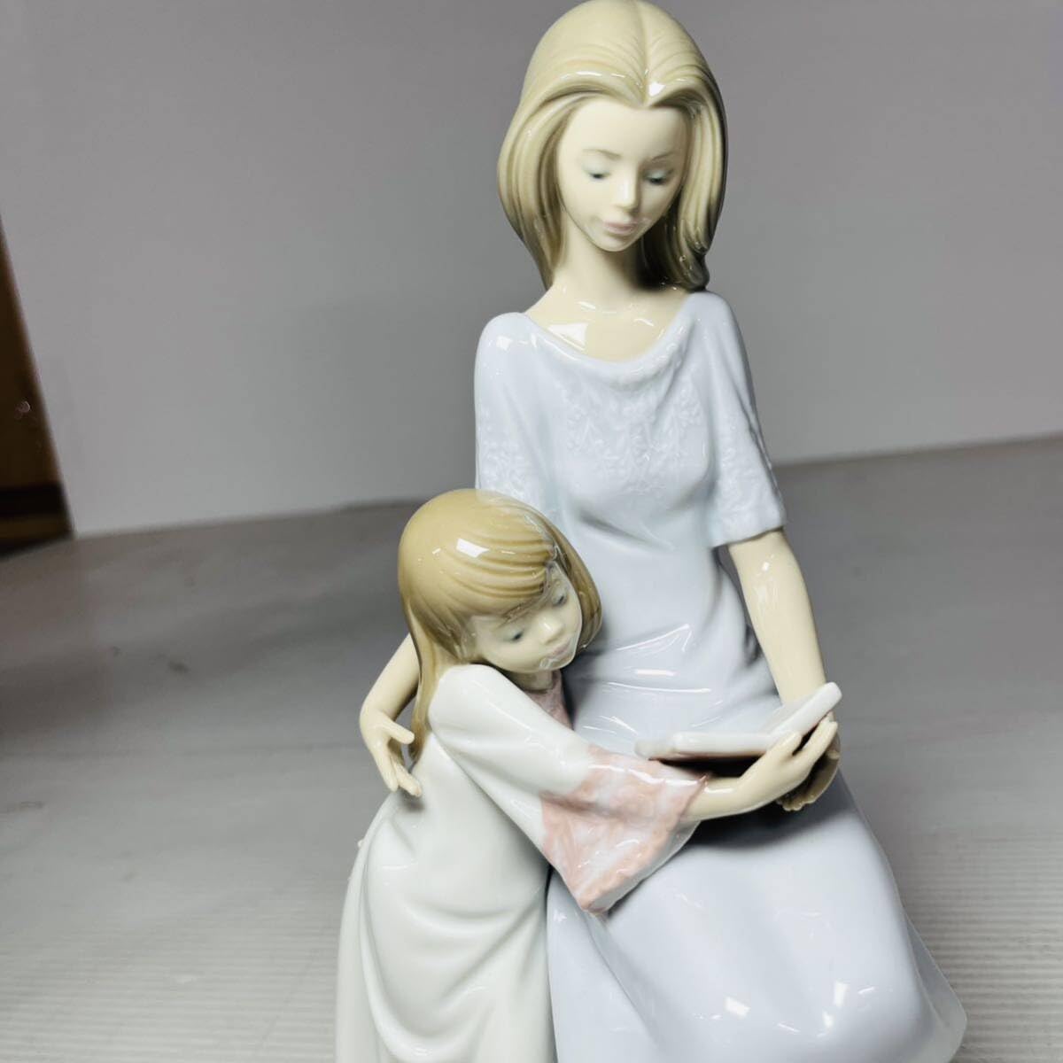 Amazon.co.jp: LLADRO おやすみ前のご本No.5457 スペイン陶磁器