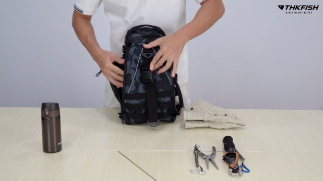 THKFISH Zaino da Pesca 10L Borsa da Pesca con Rod Holder Zaini da Hiking Zaino all'aperto con Tracolla Rimovibile Zaini Campeggio, per 3 * 3600 Cassa di Pesca Khaki