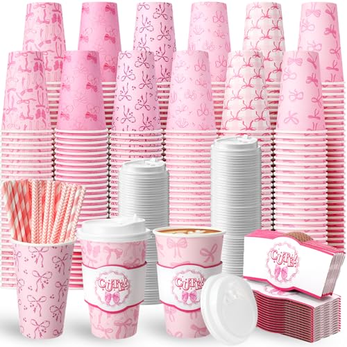 Jingmore Juego de 120 tazas de café de papel de coqueta de 16 onzas con mangas, tapas y popotes, vasos desechables de té de jugo de lazo rosa para vacaciones, fiesta de cumpleaños, boda, suministros
