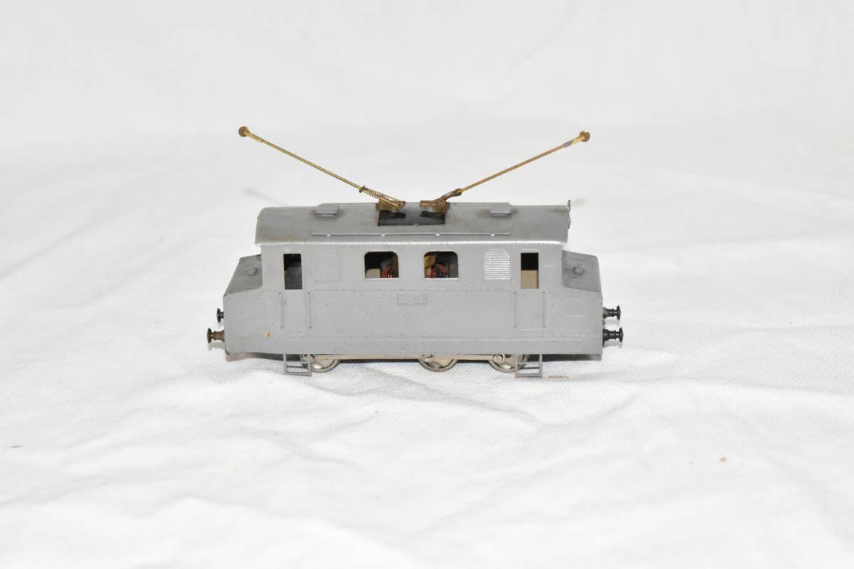 Rokuhan Z Scale Automatic Opening and Closing Engine House (Brown) S070-2