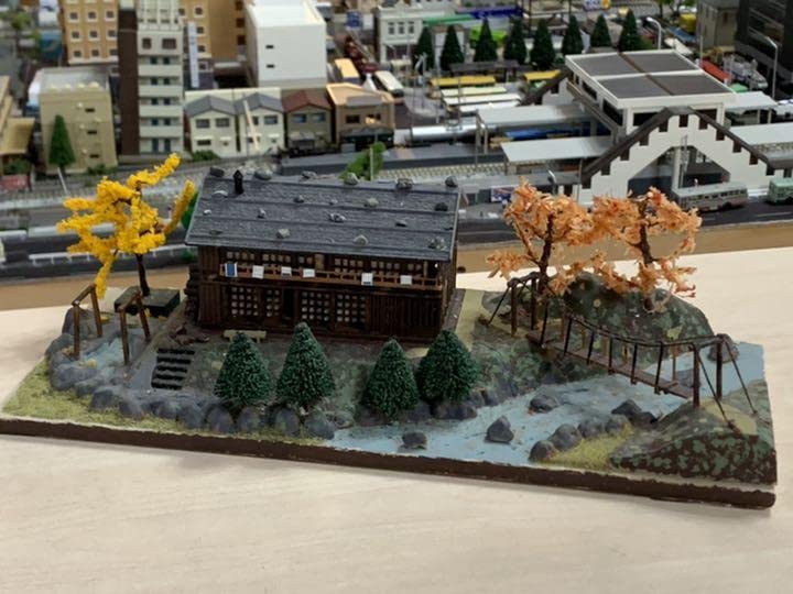 Amazon.co.jp: Nゲージ鉄道模型ジオコレに温泉宿のある風景ミニチュア 