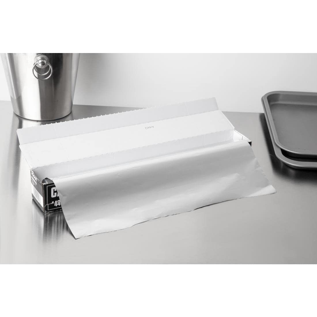 Vogue Papier aluminium, 440 mm x 75 mètres, argent, avec lame de coupe dentelée, 12 microns, rouleau de papier d'aluminium pour service alimentaire, film de cuisine de qualité supérieure, CF353