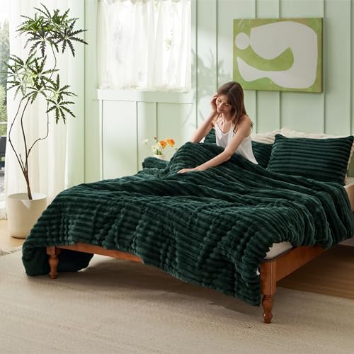 Image of Bedsure Queen Fluffy Comforter Set - GentleSoft 3 Pieces Luxury Fleece Bed Emerald Bedding, Cozy Room Decor Aesthetic, 1 Queen Bed Comforter (90 inchx90 inch) and 2 Pillowcases (20 inchx26 inch)