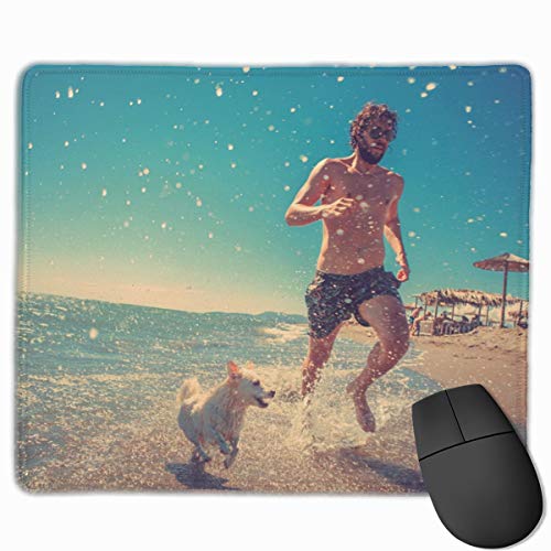 Preisvergleich Produktbild Mann, der mit seiner Hundeergonomischen Spiel-Büro-Mausunterlage läuft Mousepad