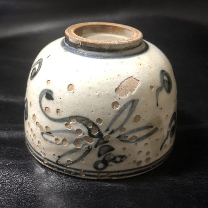 蔵からかなり古そうなトンボの絵付けの陶器が出てきた。茶道具、抹茶茶碗？　古美術品 Amazon.co.jp: 蔵からかなり古そうなトンボの絵付けの陶器が出てきた