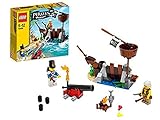 Das Piratenversteck im Schiffswrack enthält eine Feuerstelle mit verborgenem Schatz, eine umklappbare Backbordseite, einen Mast mit Ausguck, eine Flagge, eine Flasche und ein Paddel.