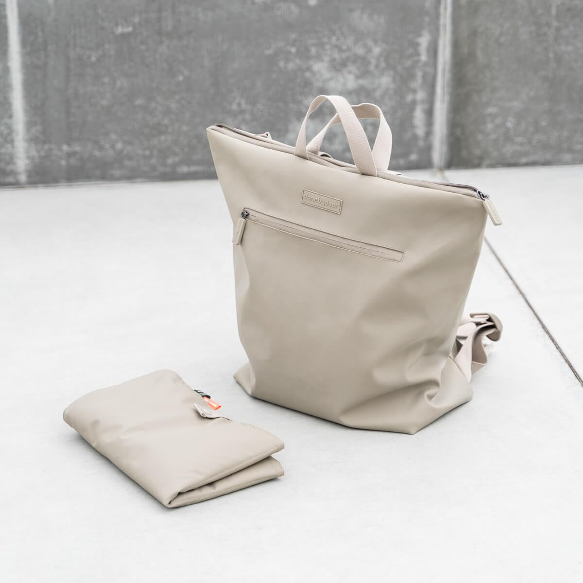 Done by Deer Mochila cambiador plegable y dos ganchos para cochecito. Bolsa para pañales de 100% poliéster reciclado con revestimiento de poliuretano, beige, 45 x 15 x H 40 cm. Wickelunterlage: 55 x