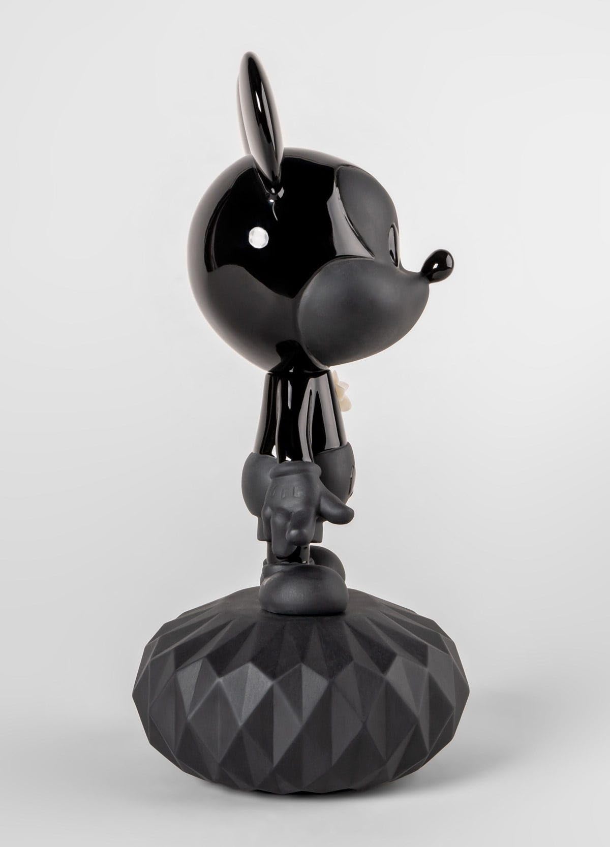 Amazon.com: LLADRÓ Porcelain Figure Mickey Total Black. Decorative
