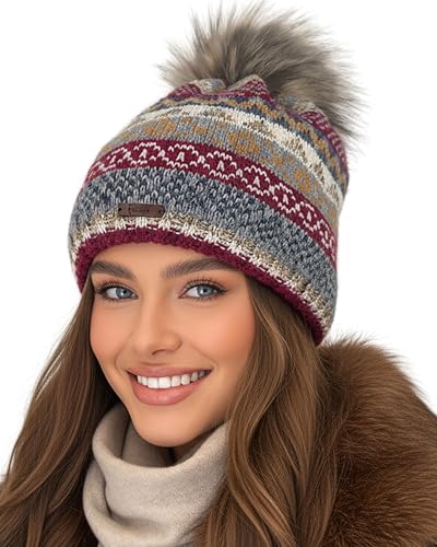 Baesics Wintermütze Weinrot mit Muster Damen Herren – Gefütterte Bommelmütze mit Kunstfell Pompon, Strickmütze Beanie Stil, Made in EU, One Size, Warm & Elastisch mit...