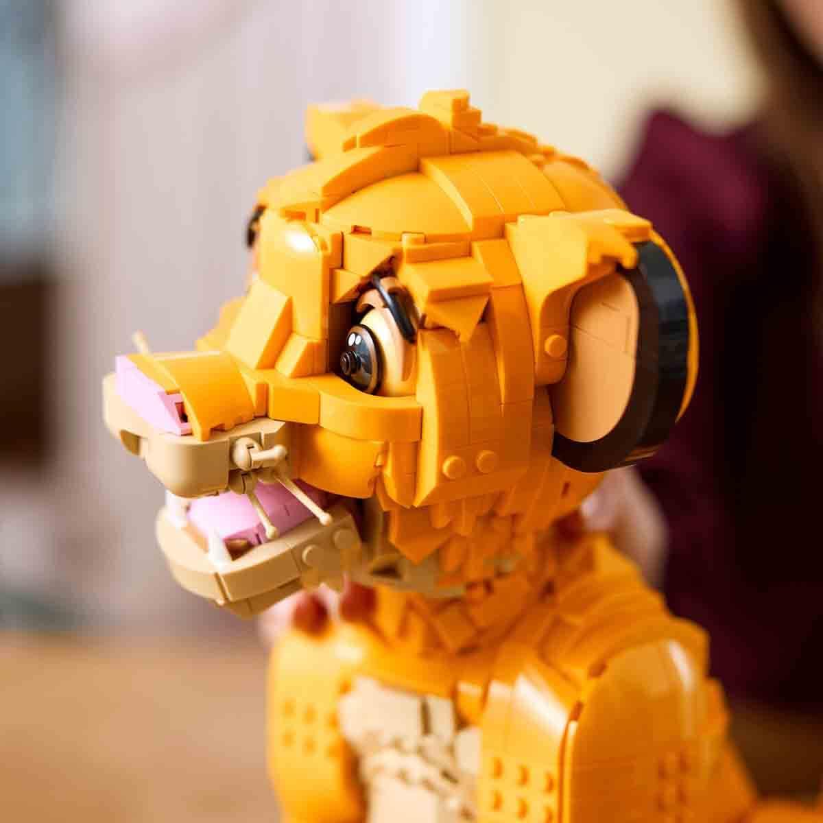 LEGO ǀ Disney Giovane Simba, Re Leone, Modellino da Costruire per Adulti con Figura di Animale Mobile, Hobby Creativo da Collezione, Idea Regalo per Lui, Lei, Marito, Moglie e per i Fan del Film 43247